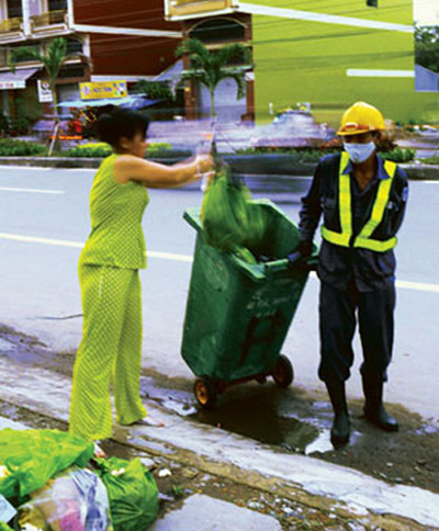 Người[-]dân[-]cần[-]cảnh[-]giác[-]để[-]nộp[-]phí[-]vệ[-]sinh[-]đúng[-]đối[-]tượng,[-]mục[-]đích,[-]không[-]để[-]kẻ[-]gian[-]lừa[-]đảo.
